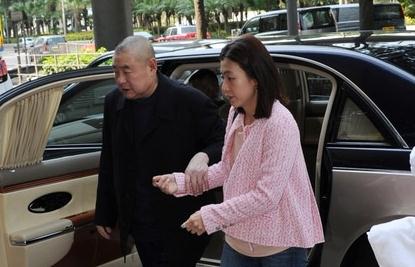 劉鑾雄攜甘比現身破剛分家產就傳出死訊謠言