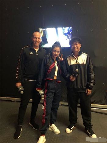 齊達(dá)內(nèi)與楊穎陳奕迅合影